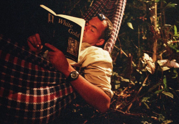 Lothar Frenz liegt in einer Hängematte im Dschungelcamp und liest ein Buch