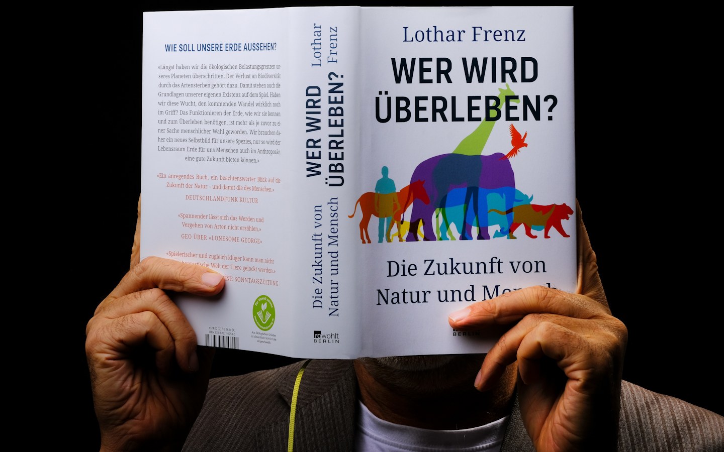 Lothar Frenz mit seinem Buch - Wer wird überleben