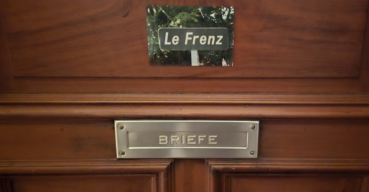Briefkasten mit Namensschild „Le Frenz“ und Einwurfschlitz „Briefe“